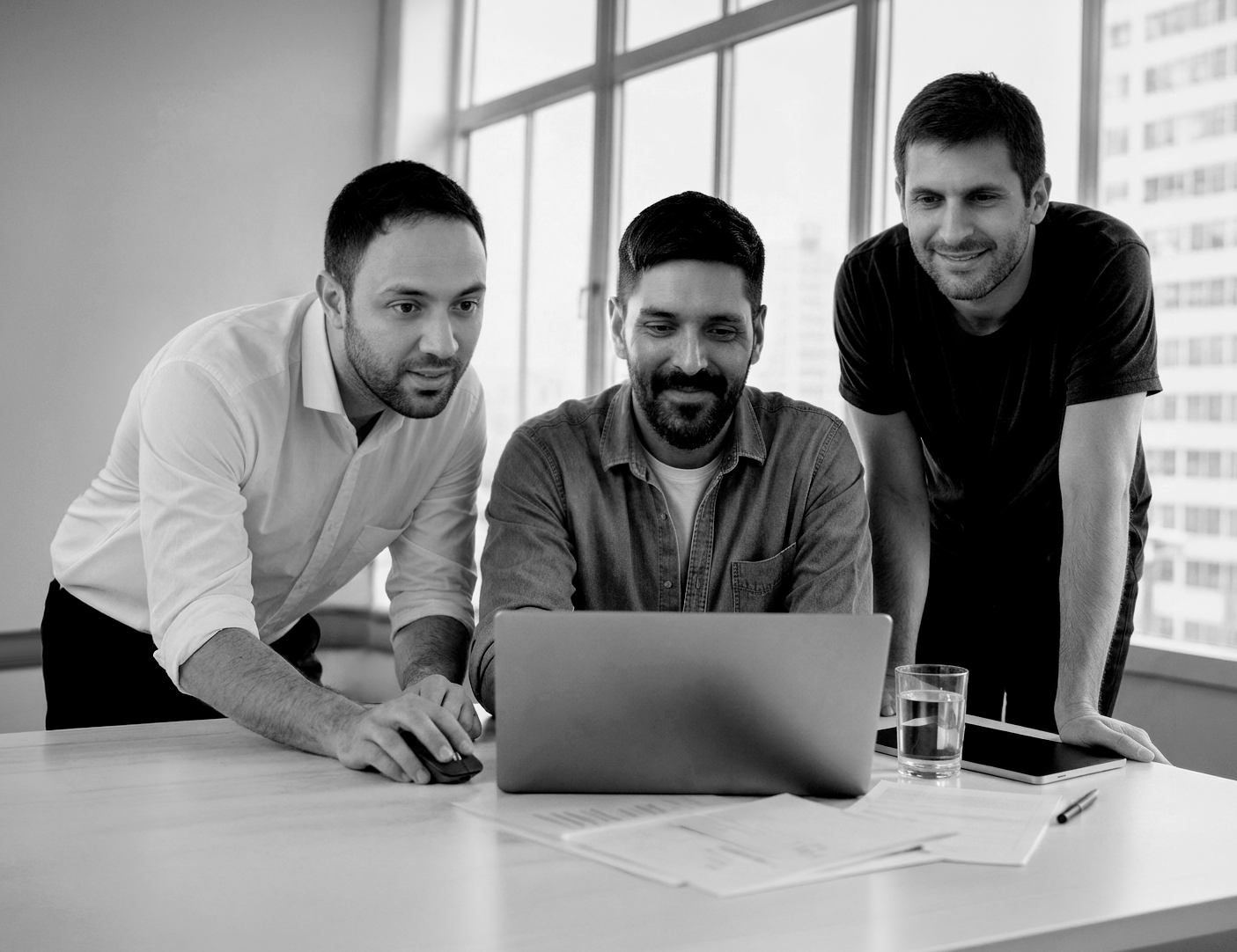 Tres socios de Staff trabajando juntos